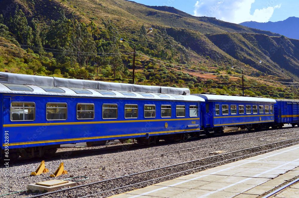 Tren en la estación de Ollantaytambo. Perú Tren en la estación de Ollantaytambo. Perú