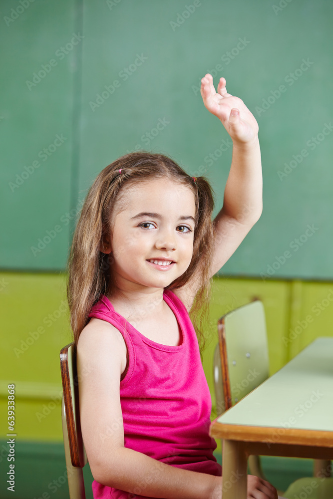 Mädchen meldet sich in Vorschule Mädchen meldet sich in Vorschule