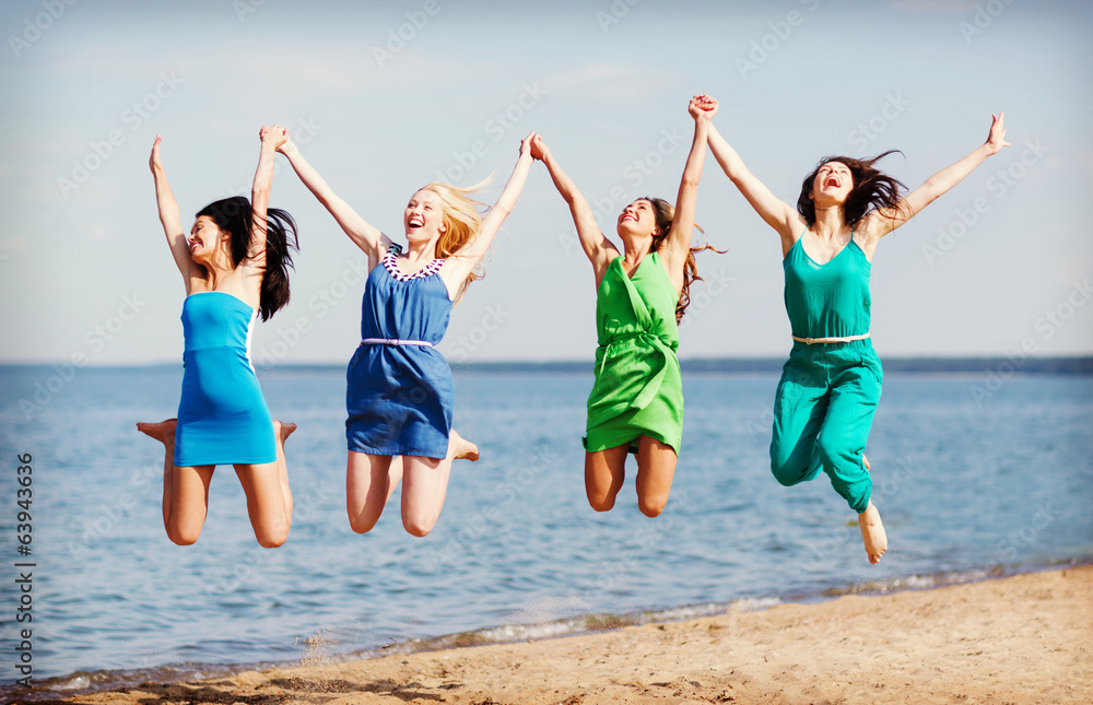 © Syda Productions - girls jumping on the beach
