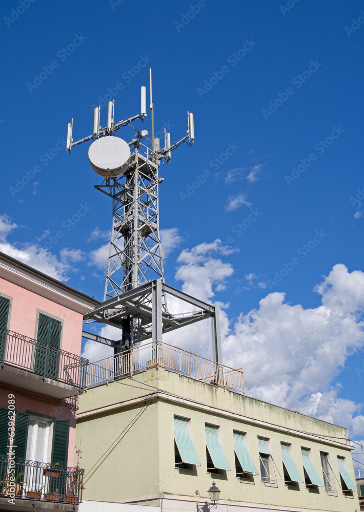 Broadcasting radio mast in residential town centre area - Sarzan Broadcasting radio mast in residential town centre area - Sarzan
