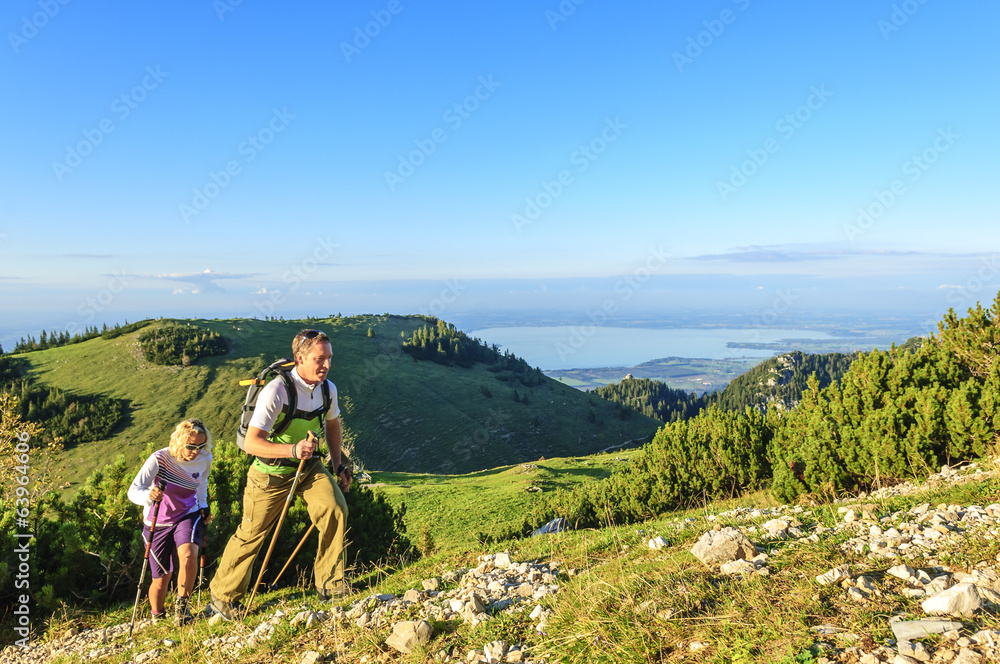 Fototapeta premium Zwei Wanderer im Gebirge