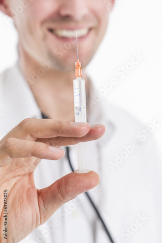 Arzt mit Spritze in der Hand