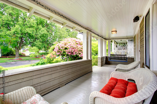 Fotografía Entrance column porch with swing