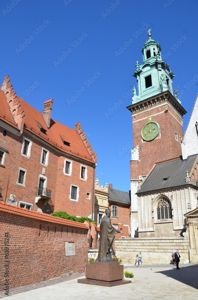 Naklejka premium Château royal du Wawel,Cracovie, statue du pape