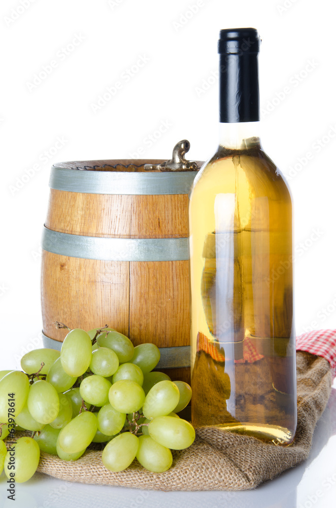 Obraz premium Bottle of wine with white grapes and a cask on a burlap bag