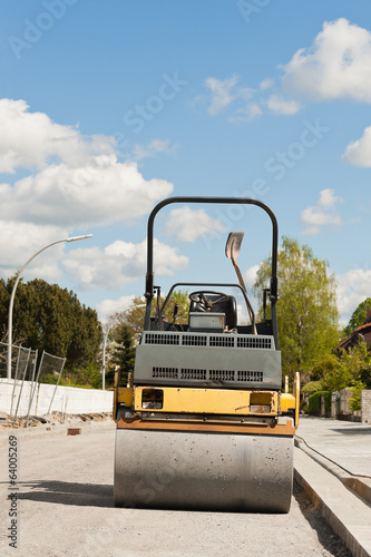 Eine Strassenwalze vor blauem Himmel mit weissen Wölckchen photo