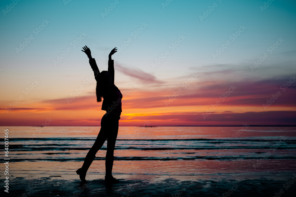 Fototapeta premium silhouette of woman on the sunset