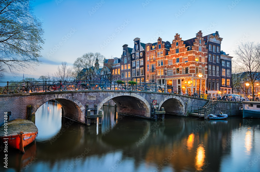 Naklejka premium Zachód słońca w Amsterdamie, Holandia