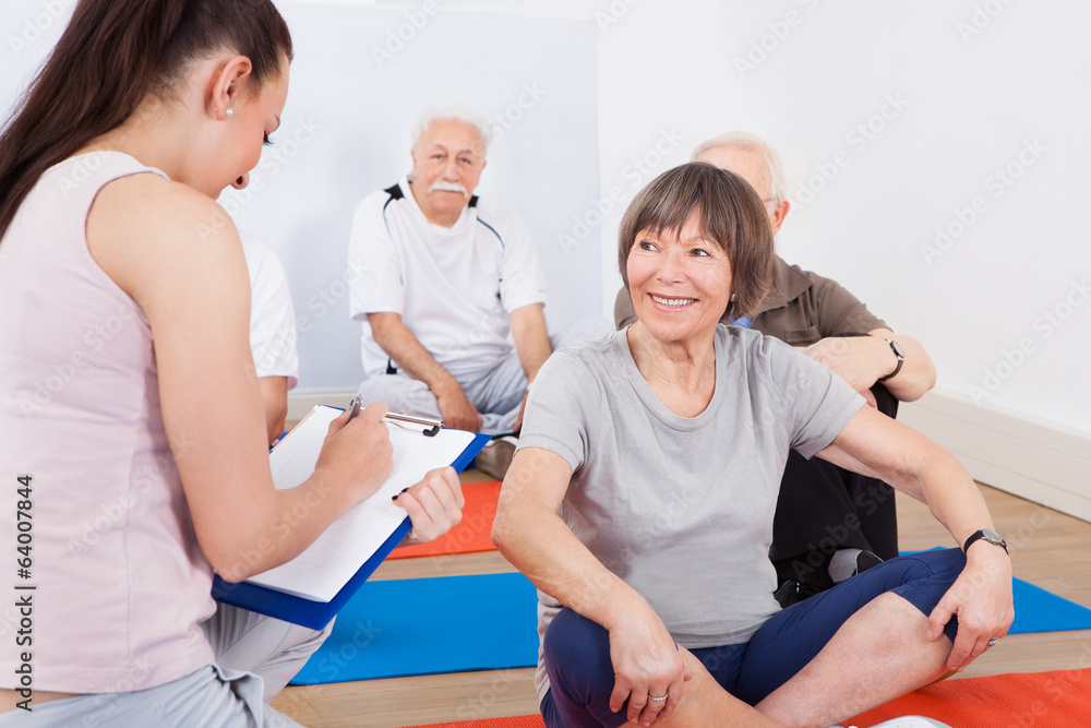 Obraz premium Trainer Taking Notes From Senior Customers