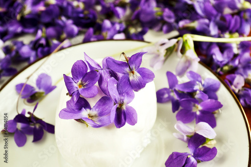 Fototapeta Naklejka Na Ścianę i Meble -  Ice cream decorated violets flowers