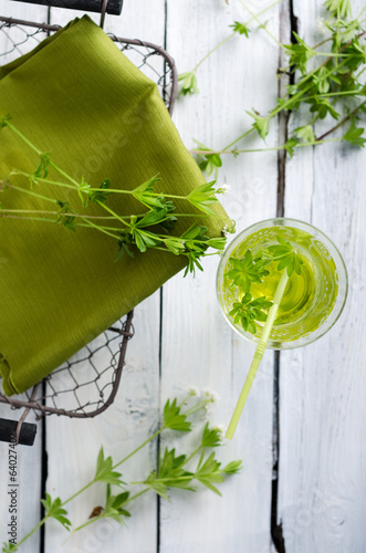 Maibowle mit frischem Waldmeister