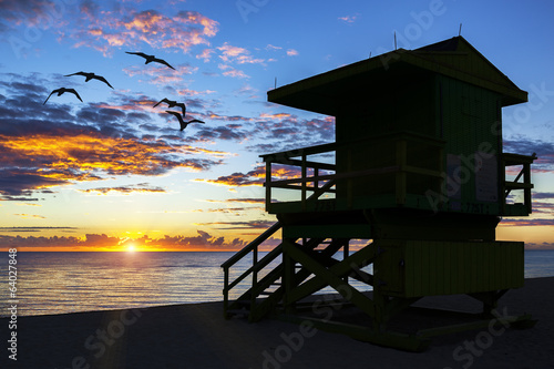 lifeguard tower at sunrise © Frédéric Prochasson