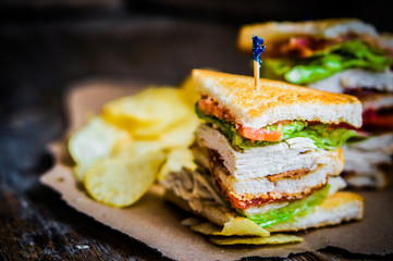 Sierkussen Snackbar Clubsandwich op rustieke houten plank  © ehaurylik