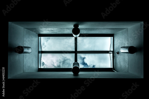 Foto daylight shine through symmetric skylight with sky and clouds