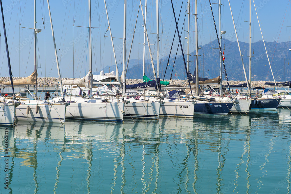 yacht e barche a motore dentro il porto Marina D'Arechi