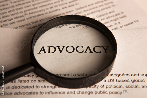 Tableau sur toile document with the title of advocacy under a magnifying glass