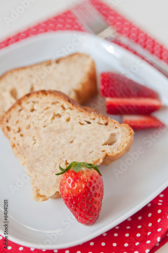 Vanille Gugelhupf mit Erdbeeren