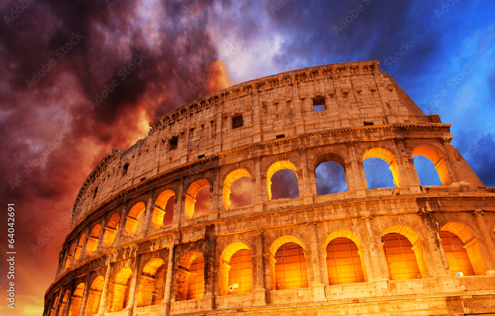 Wonderful view of Colosseum in all its magnificience - Autumn su