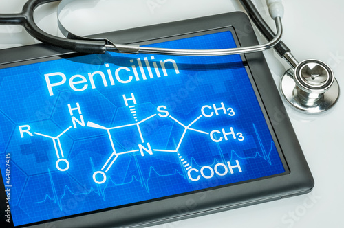 Tablet mit der chemischen Strukturformel von Penicillin