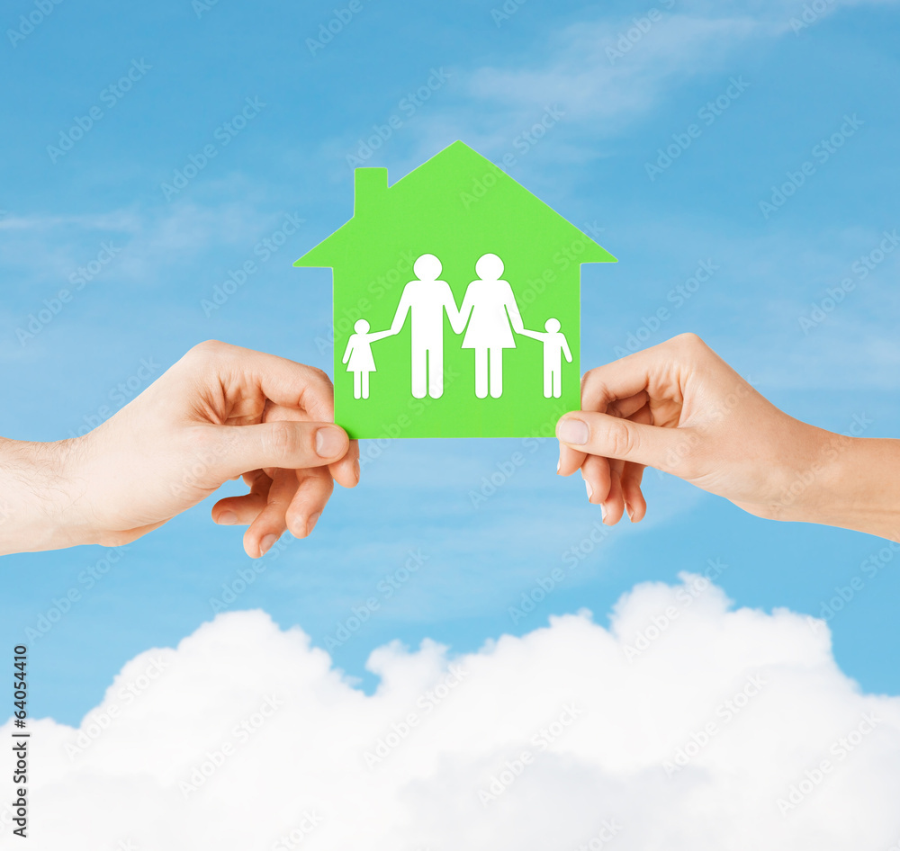 Naklejka premium hands holding green house with family