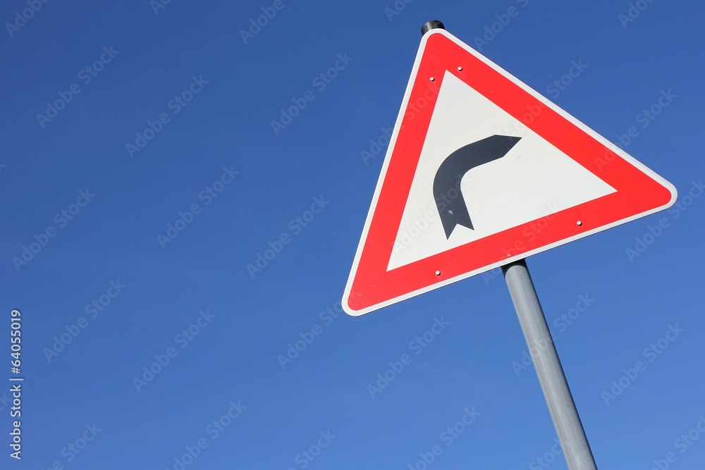 Deutsches Verkehrszeichen: Kurve (rechts) Deutsches Verkehrszeichen: Kurve (rechts)