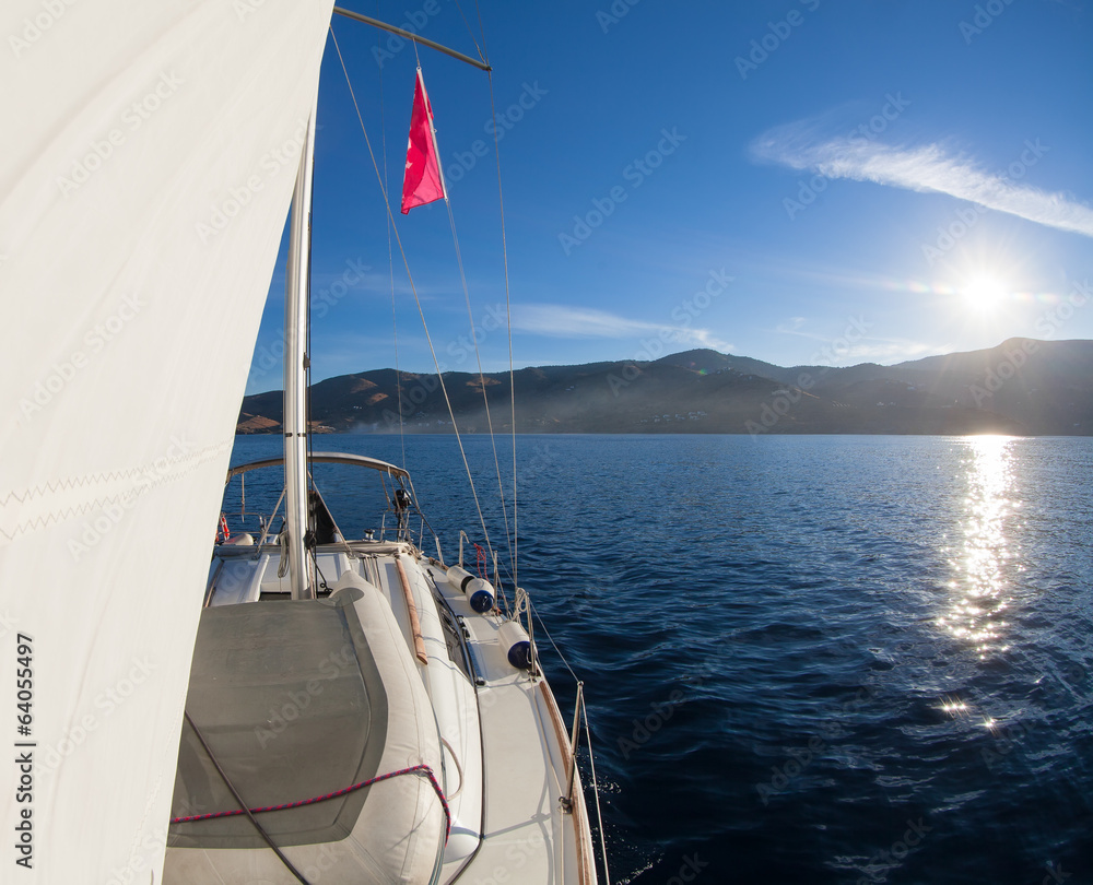 Obraz premium Sailing boat front view
