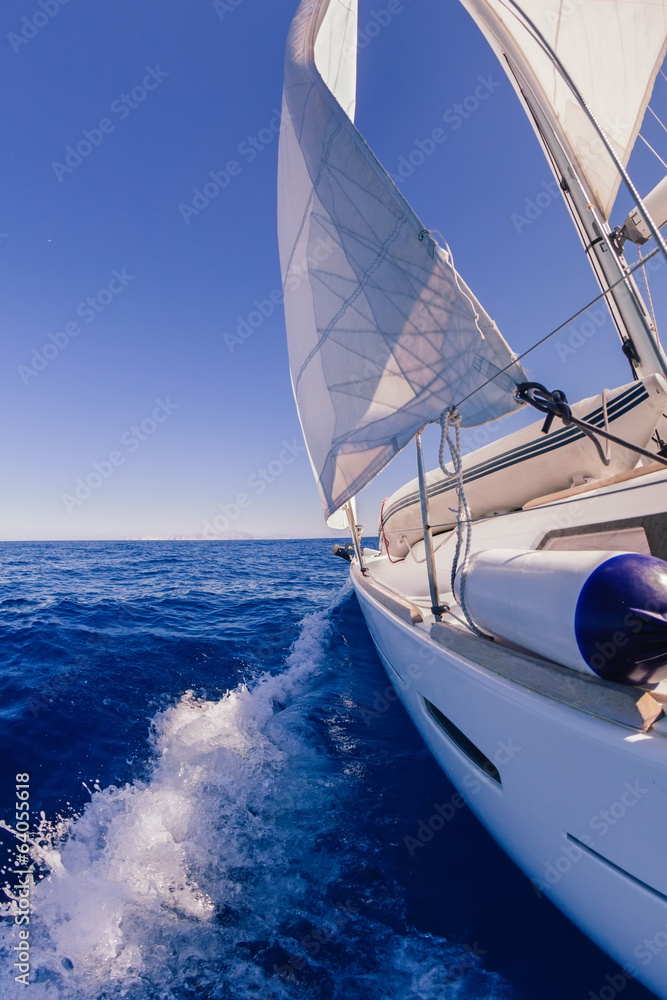Obraz premium Sailing boat wide angle view in the sea