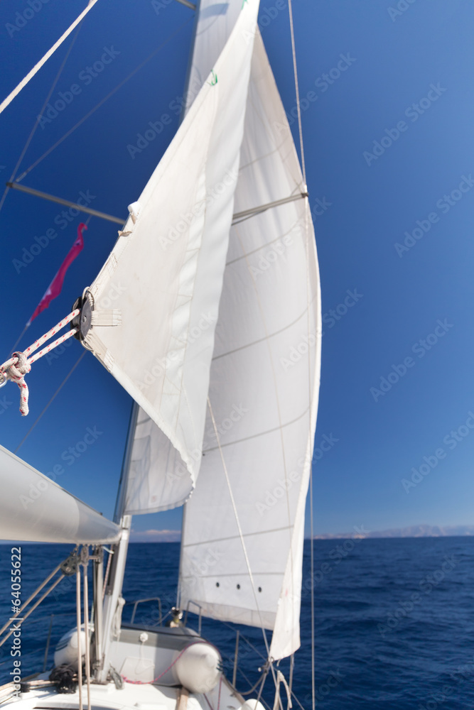 Obraz premium Sailing boat wide angle view in the sea