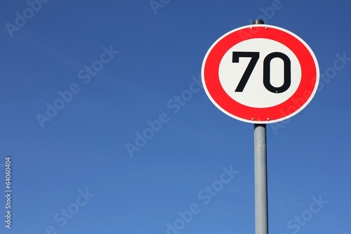 Deutsches Verkehrszeichen: zulässige Höchst­geschwindigkeit 70 km/h