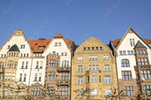 Fassade von Wohnhaeusern mit Jugendstil Architektur