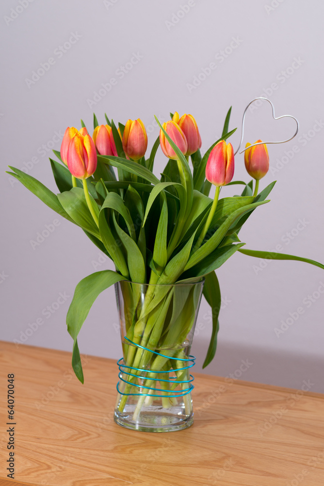 bouquet de tulipes et coeur dans un vase bouquet de tulipes et coeur dans un vase