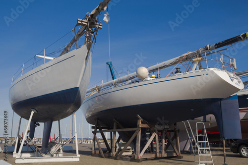 Große Segelboote im Winterlager