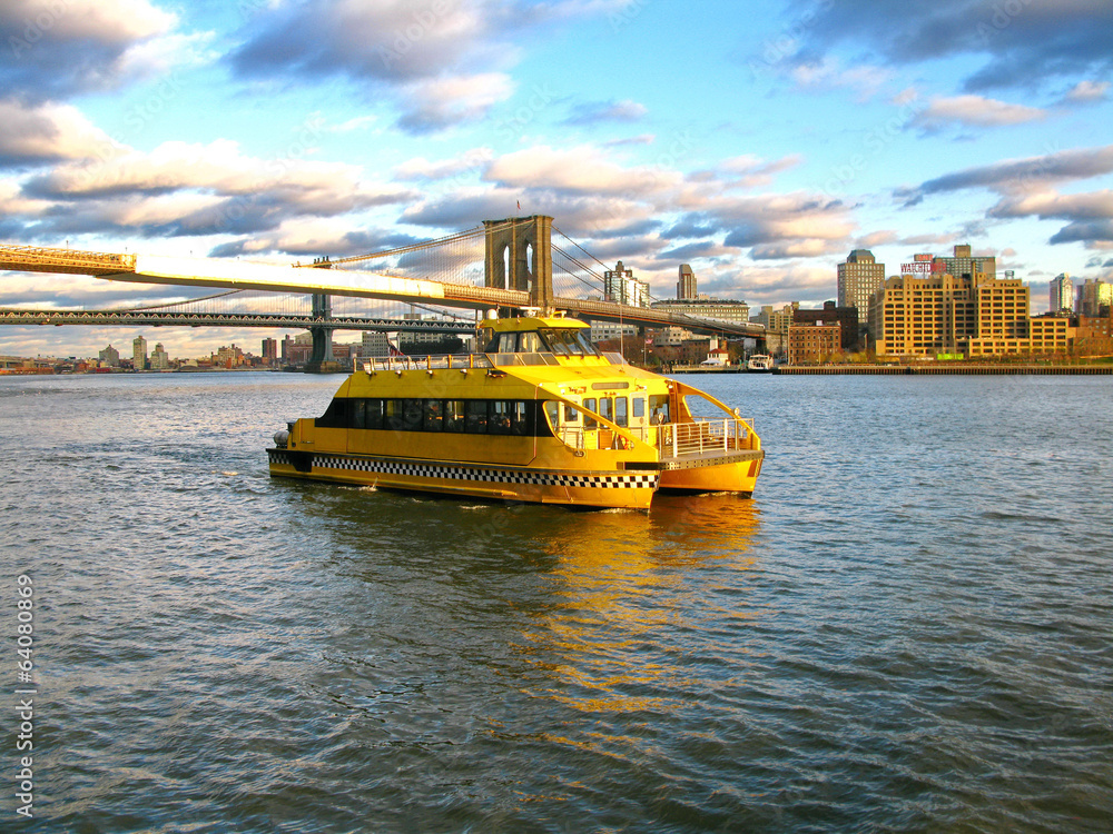 Fototapeta premium Water Taxi i most Brooklyn, widziane z Pier 17 w Lower Manh