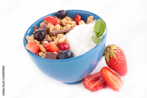 granola,fruit and yogurt