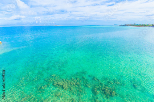 Fototapeta Naklejka Na Ścianę i Meble -  Beautiful scenery of shining blue sky and ocean in Okinawa