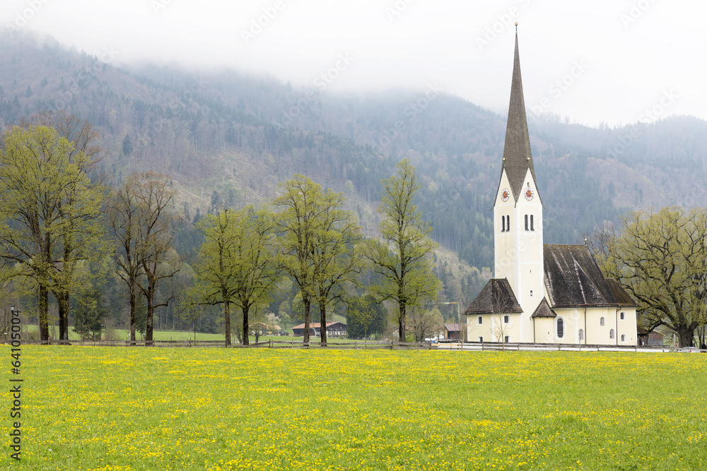 Historische Kirche in Bayern im Frühling