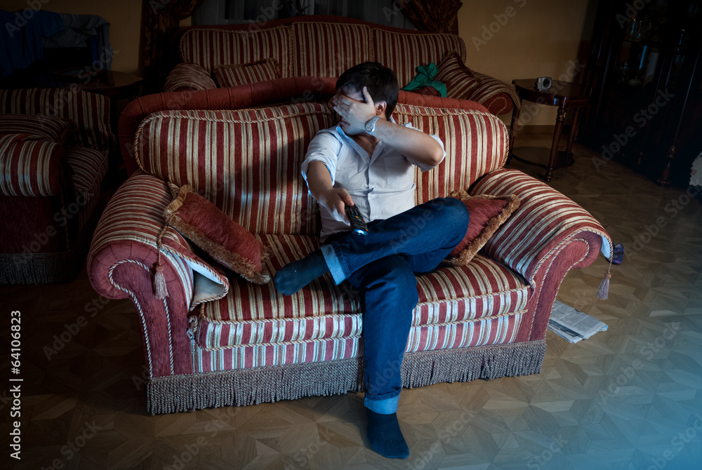 Obraz premium man closing eyes with hand while watching thriller at night