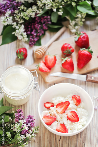 Bilde på lerret Healthy breakfast with strawberry, cottage cheese, honey and cre