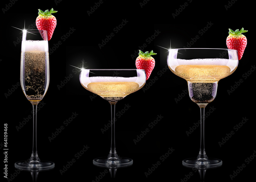 Obraz premium glass of champagne with tasty strawberry
