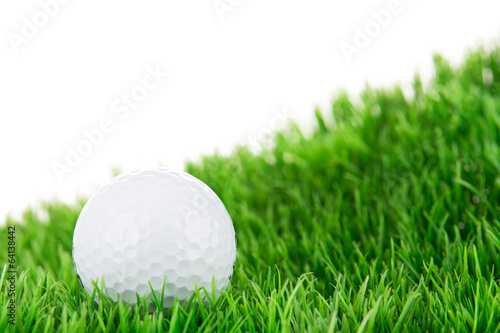 golfball liegt auf dem rasen