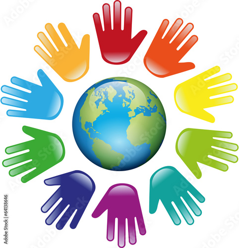 Erdkugel mit bunten Händen drumherum
