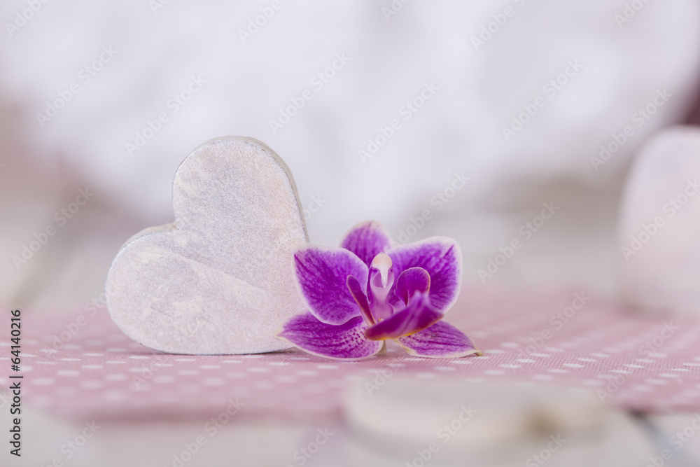 Kleines Herz mit Orchideenblüte Kleines Herz mit Orchideenblüte