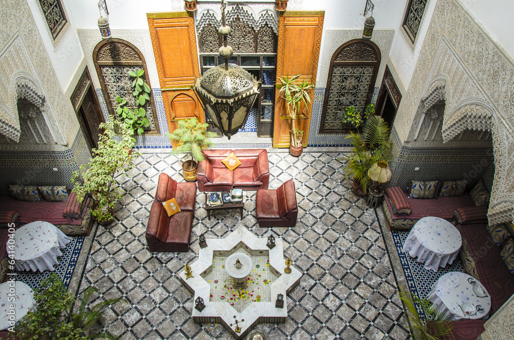 Obraz premium Innenhof eines alten Riads in Fes, Marokko