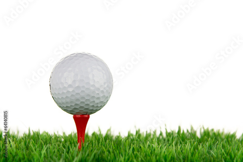 golfball liegt auf roten tee