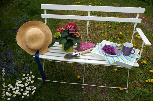 Ausruhen auf der Gartenbank photo