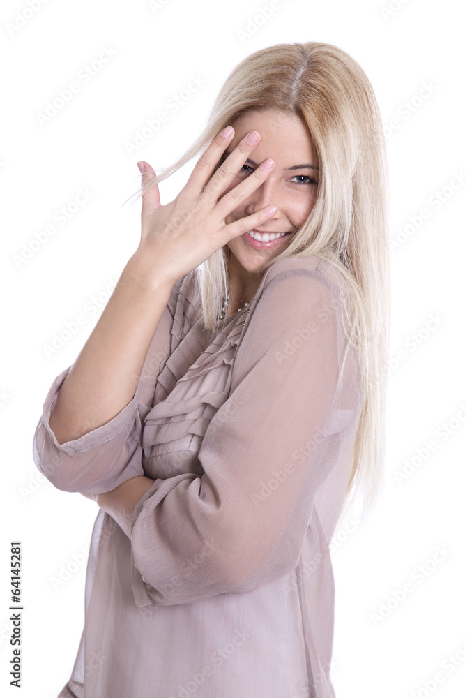 Natürlich lächelnde junge blonde Frau auf weiß Natürlich lächelnde junge blonde Frau auf weiß