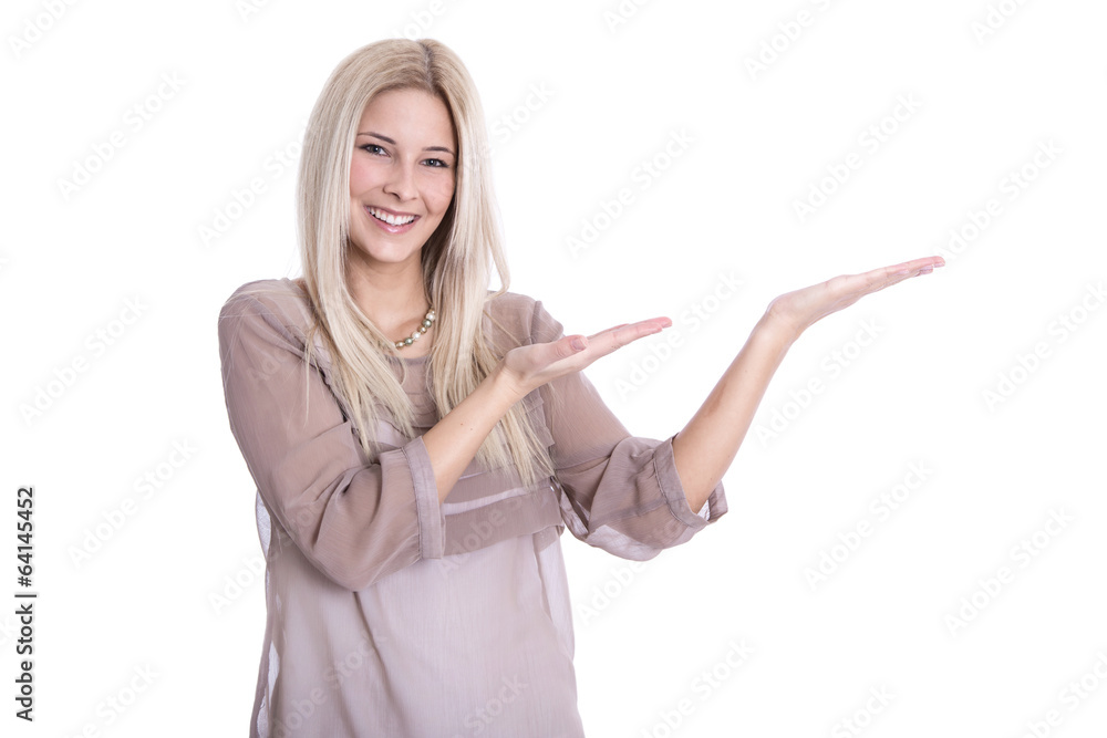 Isolierte junge lächelde Frau präsentiert mit der Hand Isolierte junge lächelde Frau präsentiert mit der Hand