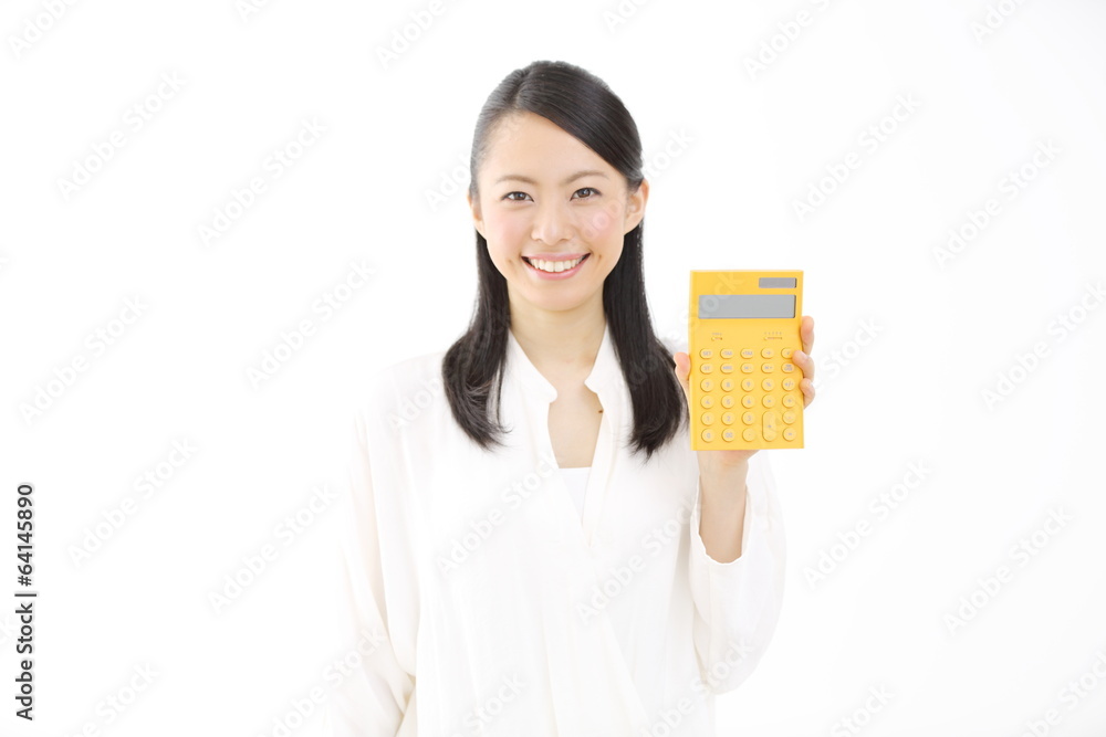 電卓を持つ女性