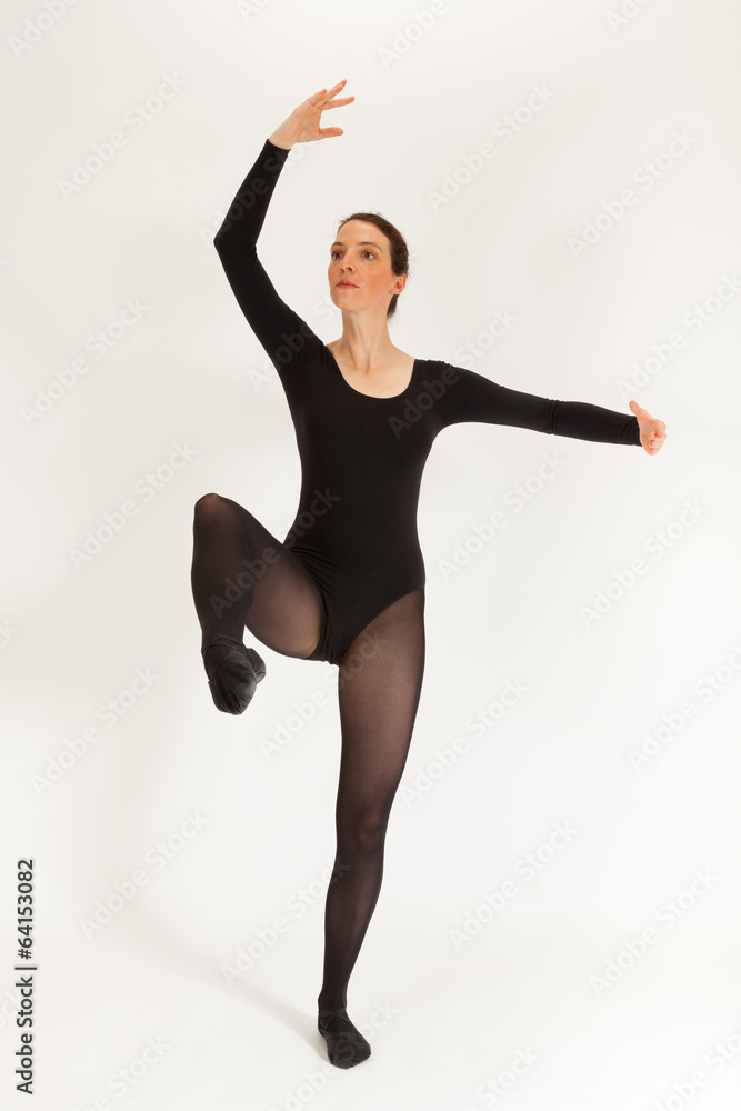 Fototapeta premium Die junge Balletttänzerin steht vor der Kamera