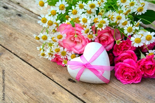 Holzherz mit Blumenstrauß